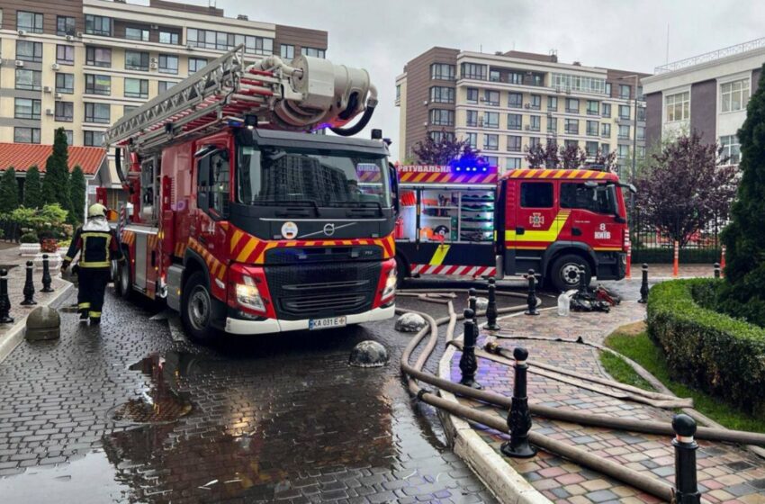 В многоэтажке на Оболони произошел пожар на фоне дроновой атаки