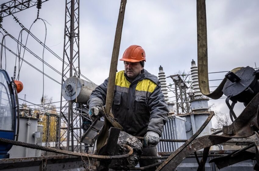  Енергетики та комунальники, які ліквідують наслідки ударів РФ, отримають “бронь”