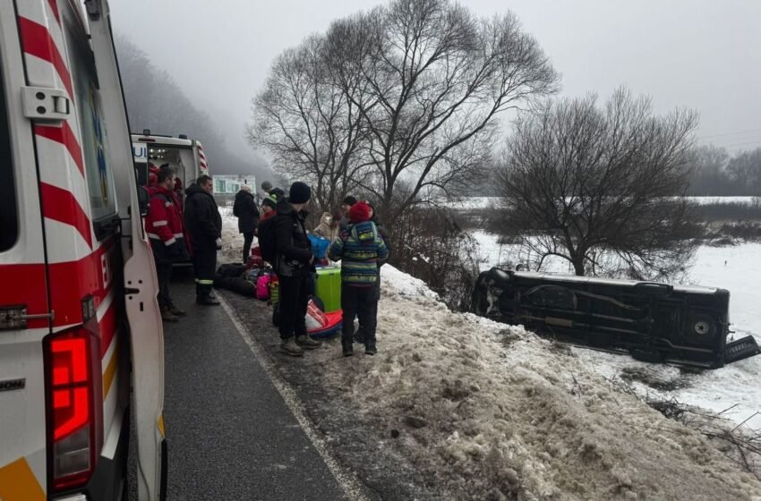  На Закарпатті перекинувся автобус з дітьми: є постраждалі