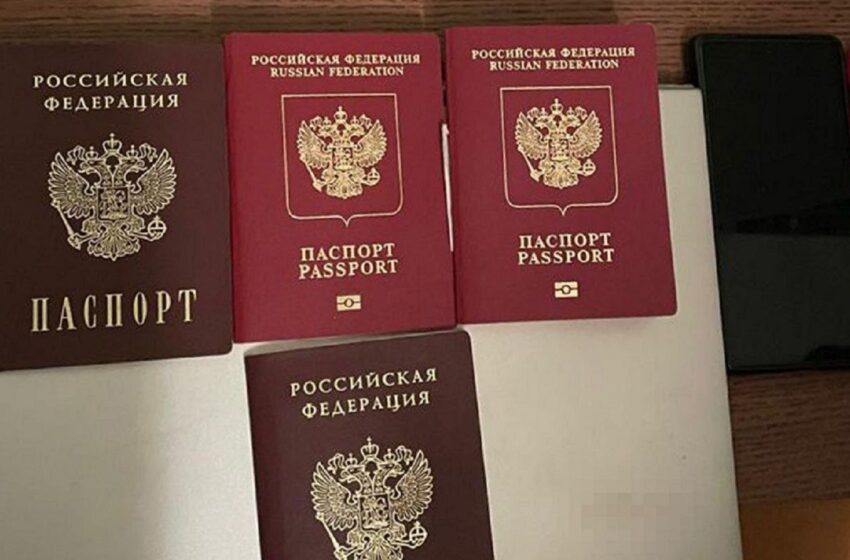  У Києві СБУ затримала директорку школи з російськими паспортами (фото)