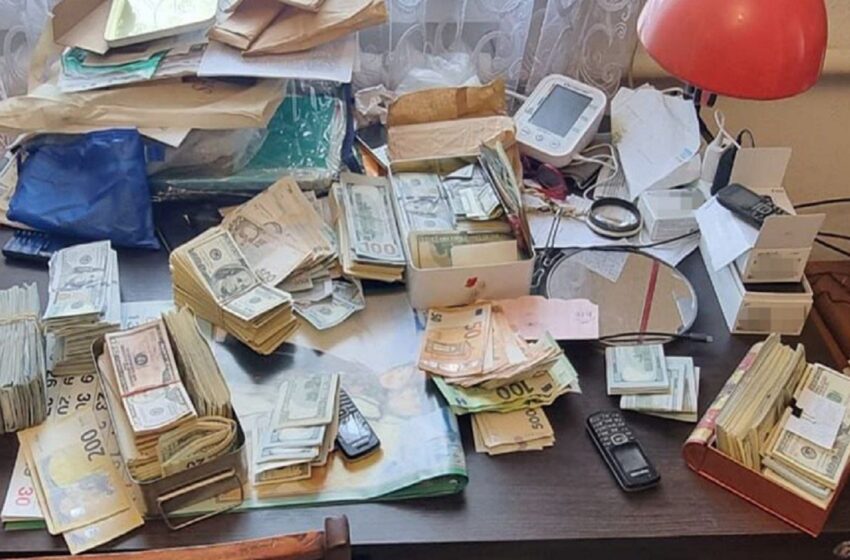  СБУ викрила схему ухилення від мобілізації: у голови ВЛК знайшли 300 тисяч доларів