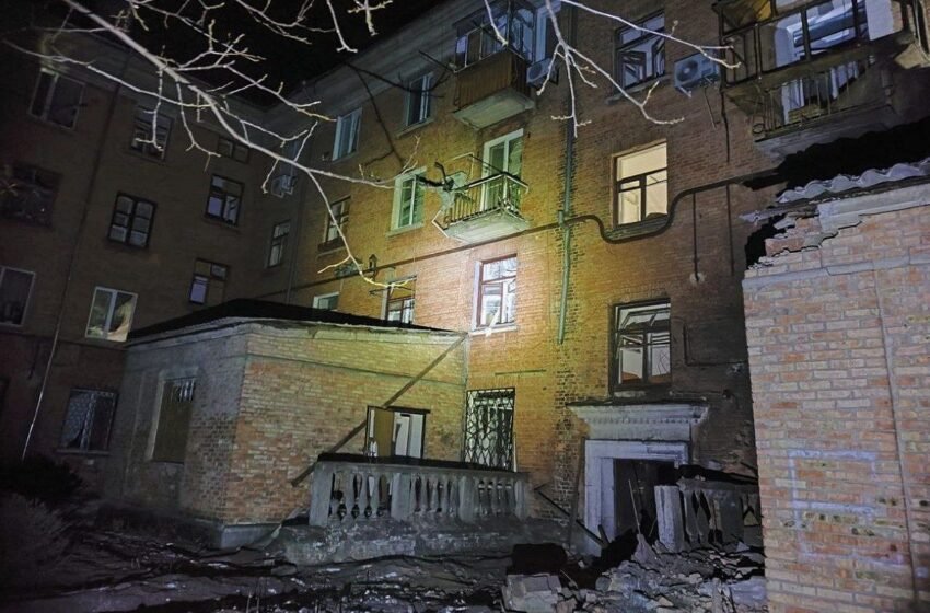  Багатоквартирний будинок постраждав від артилерії росіян у Нікополі: ОВА показала кадри