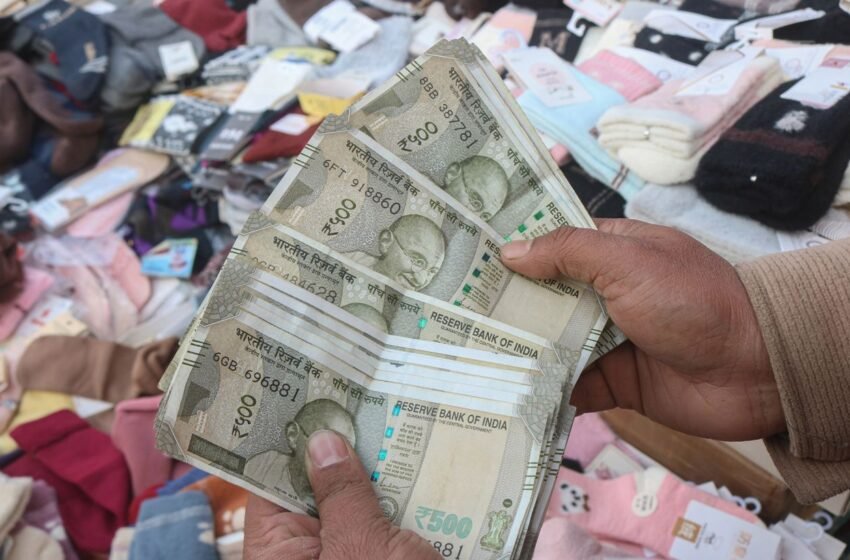  В Індії рекордно впала нацвалюта через США та іноземних інвесторів, – Bloomberg