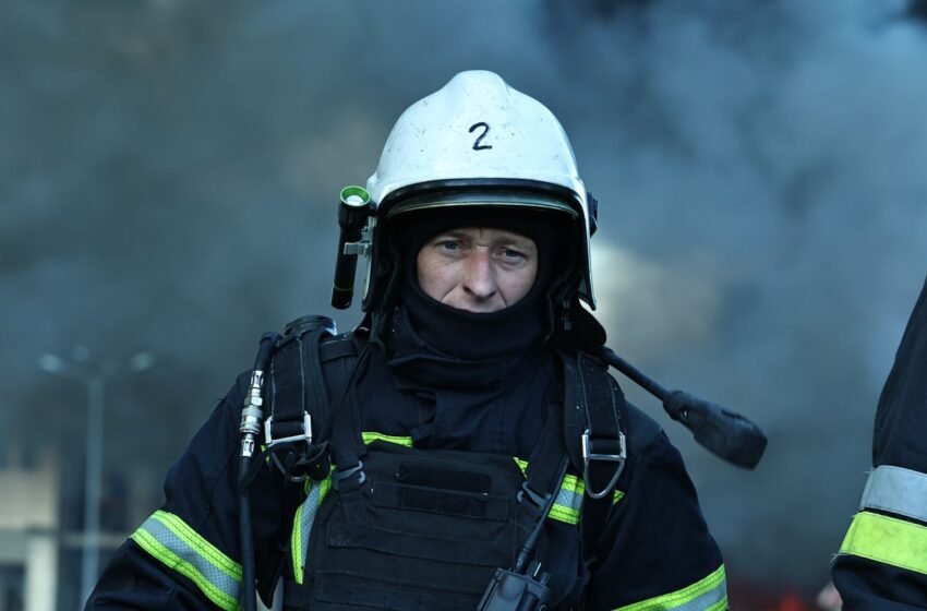  Росіяни вдруге за ніч атакували Запоріжжя: у місті пошкоджені приватні будинки (фото)