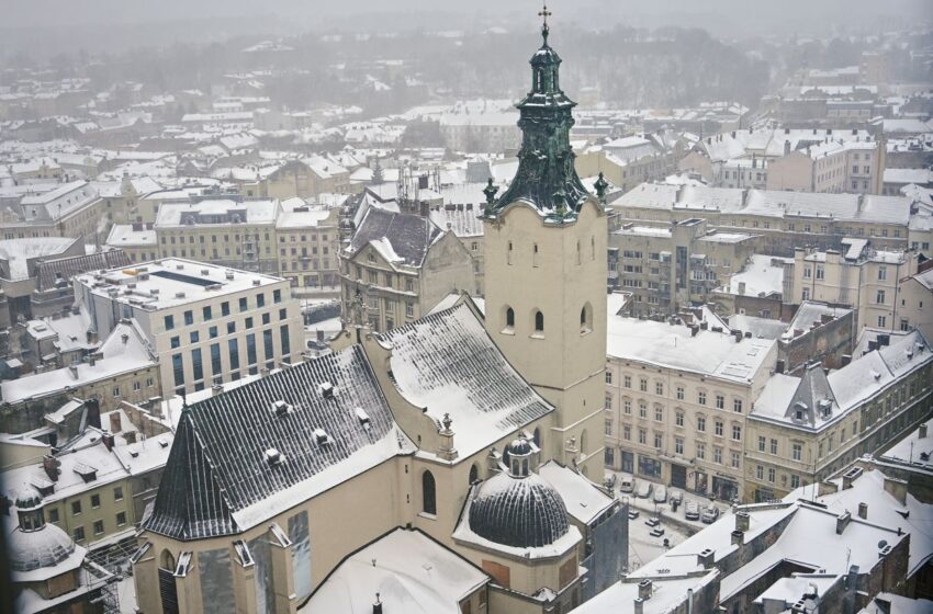  У центрі Львова розбиті вітражі у храмі святих Ольги та Єлизавети після удару Росії (відео)