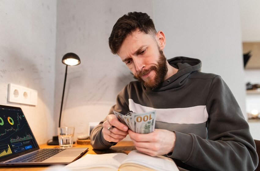  “Ніколи не купуйте валюту на всі гроші”: бліц з експертом про пастки курсу та заощадження