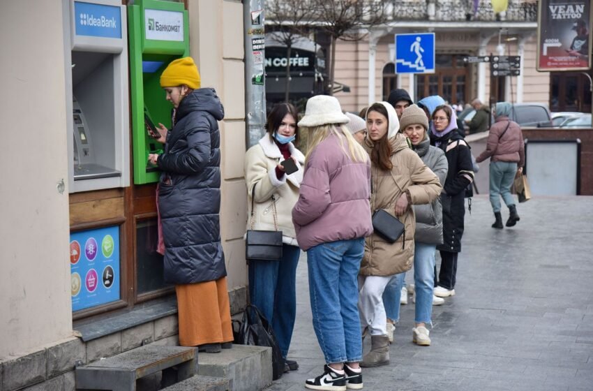  ПриватБанк дав новий курс валют: скільки коштує долар 18 лютого та чи є ліміти на покупку