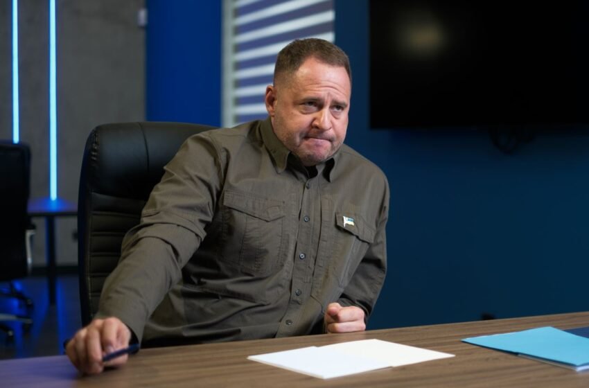  Журналісти розкрили, чим займається Єрмак у Києві після відставки