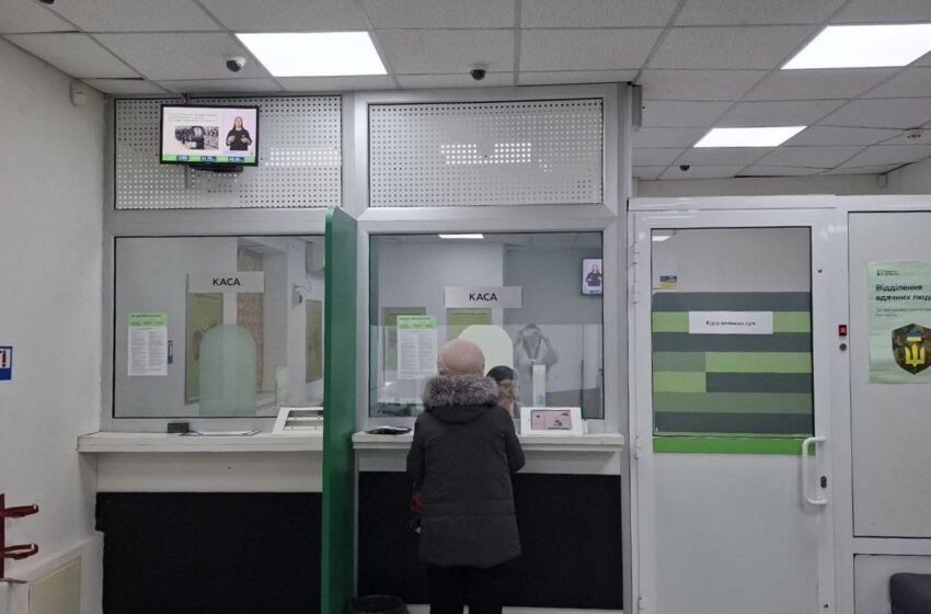  Скільки коштують 100 доларів 10 лютого і де найвигідніший курс: огляд банків