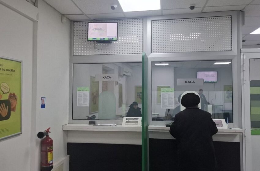  НБУ знизив курс долара на понеділок: чи варто скуповувати валюту “на всі гроші”