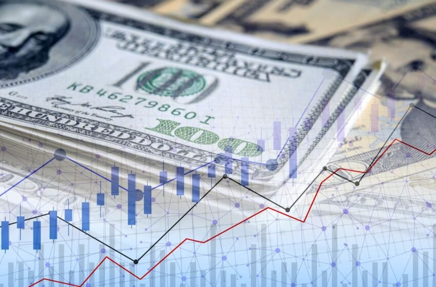  Долар знову по 43: Нацбанк оновив курс на понеділок – що відбувається з валютою