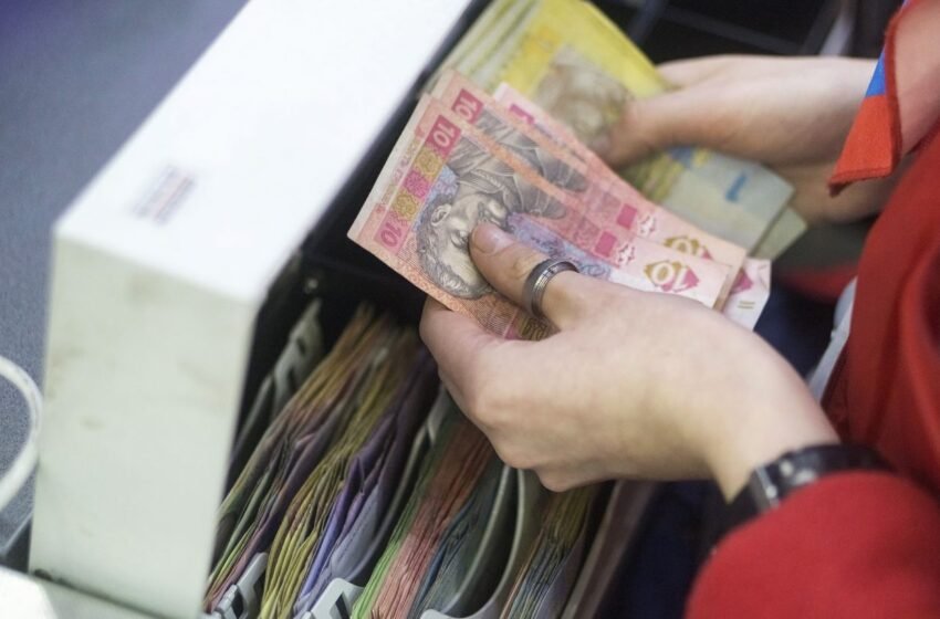  Ці купюри більше не приймуть: які гривні вилучають з обігу з 2 березня та як їх обміняти