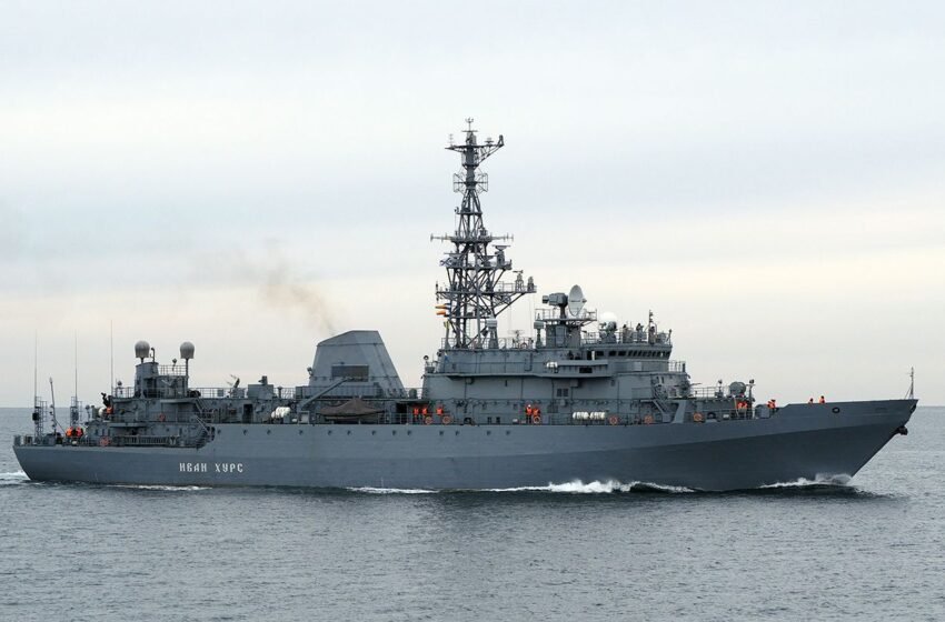  Російській корабель-розвідник зі значними пошкодженнями помітили у Севастополі (фото)