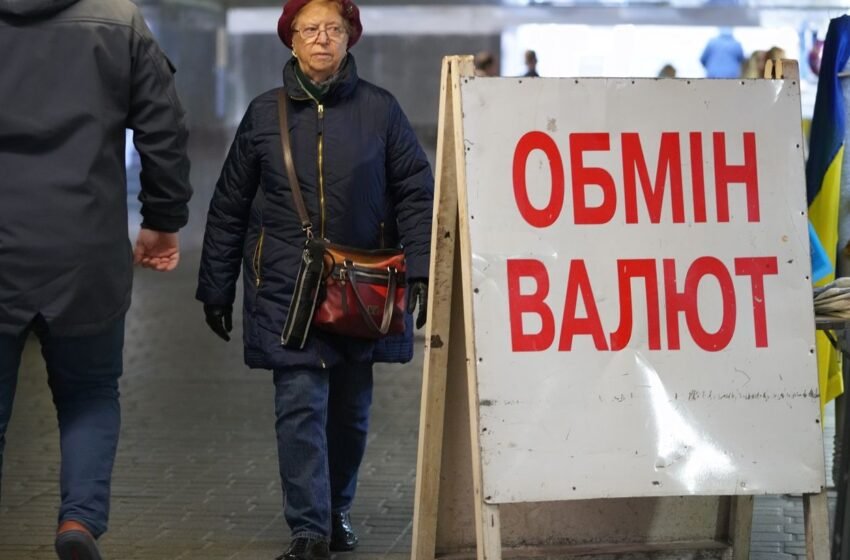  Курс пішов угору: скільки коштують 100 доларів в обмінниках 4 лютого