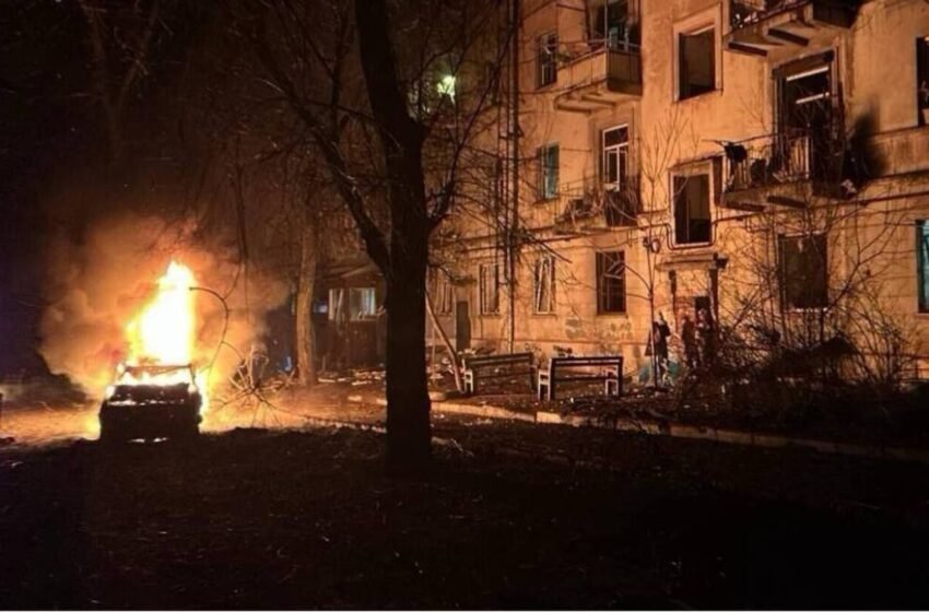  Горять “Епіцентр” та авто, пошкоджені будинки та інфраструктура: все про атаку на Запоріжжя