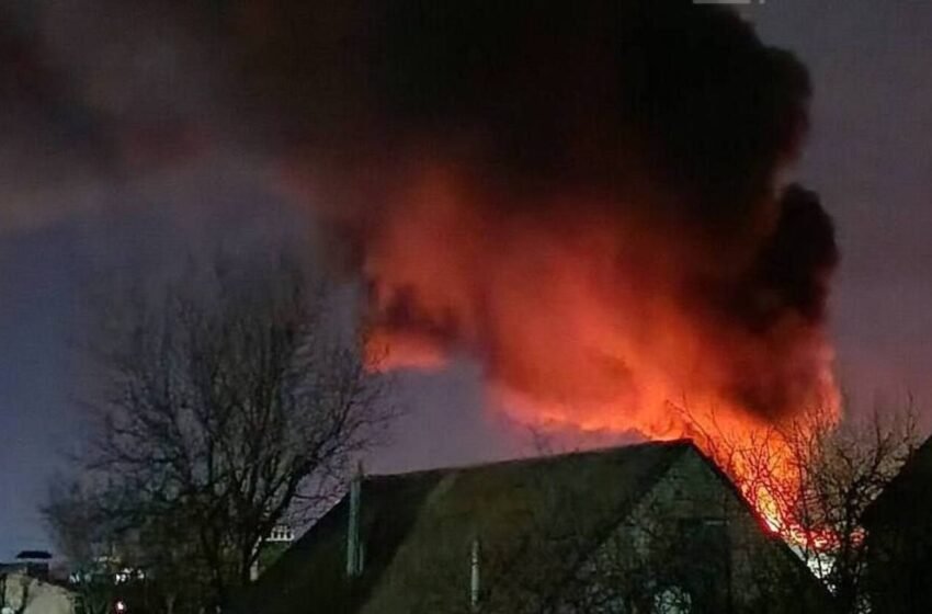  У Луганську горить нафтобаза, а під Алчевськом приліт по підстанції: кадри з місця НП