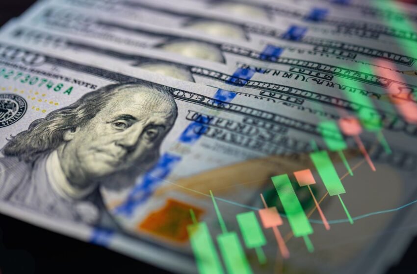  Без різких стрибків? Чи втримається долар по 43 грн до кінця тижня і який можливий максимум