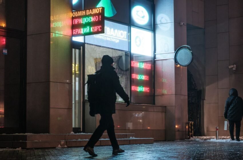  Курс євро впав нижче 51 гривні: чи варто інвестувати в валюту зараз і які ризики