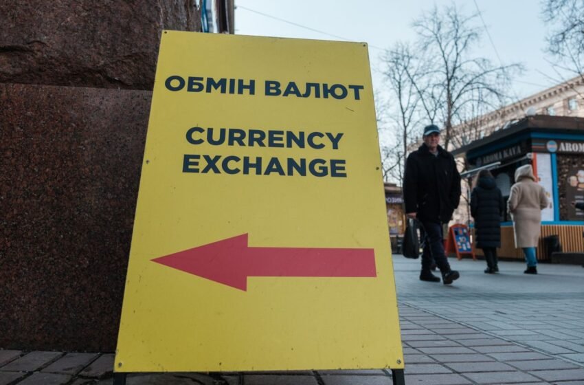  Де сьогодні вигідніше купити 100 доларів: “свіжий” курс у банках та обмінниках на 16 лютого