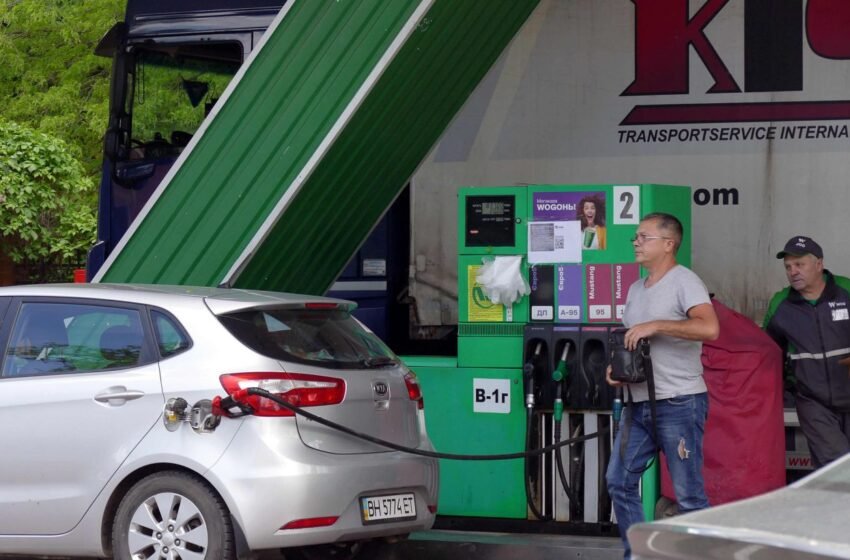  Ціновий шок на АЗС: у Кабміні пояснили, чому “паливний кешбек” став єдиним виходом