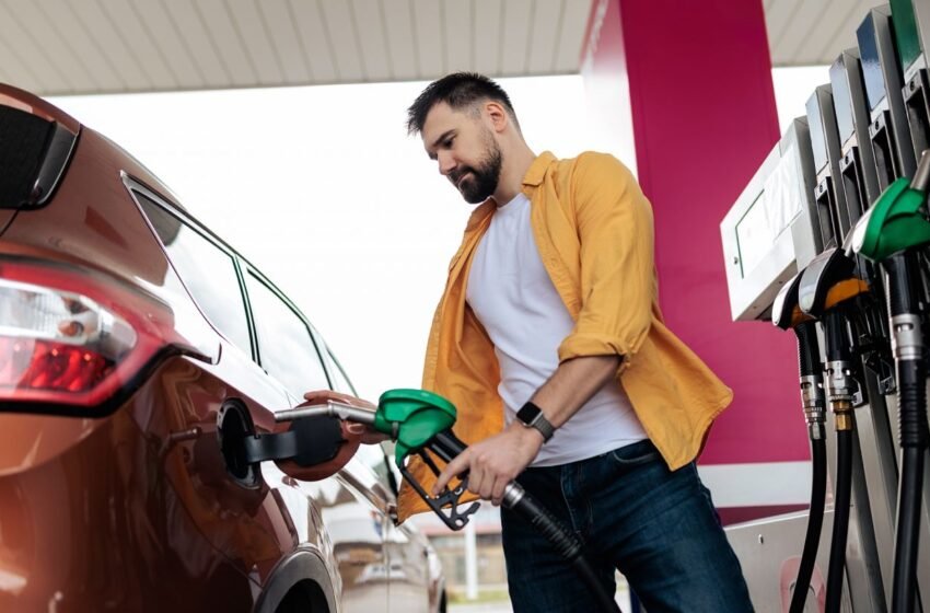  Бензин різко здешевшав, але не всюди: ціни на АЗС 27 березня