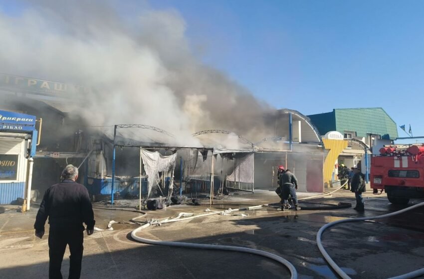  Масштабный пожар вспыхнул на одесском рынке “7-й километр” (фото)