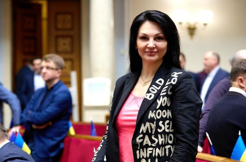  Суд відправив до в’язниці нардепку Марченко, яка викинула хабар за паркан