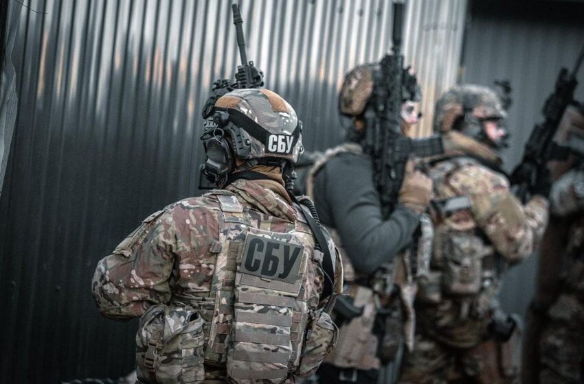  “Бурштиновий рекет”: топпосадовців обласних управлінь СБУ спіймали на хабарництві