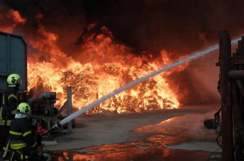  У Києві спалахнула масштабна пожежа на тисячі “квадратів” (фото, відео)
