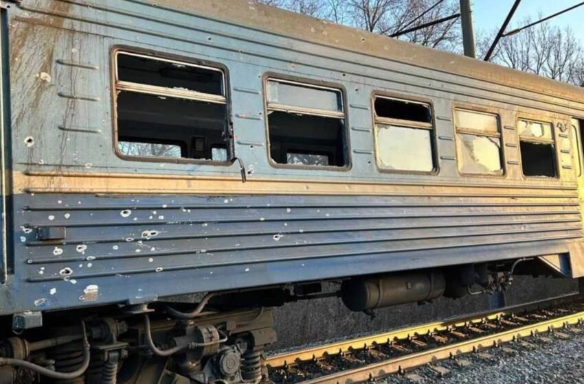  Росіяни атакували приміський поїзд на Харківщині, є поранені (фото)