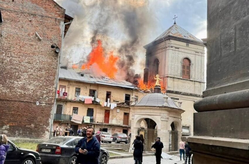  У центрі Львова приліт дрона: горить житловий будинок, постраждала спадщина ЮНЕСКО