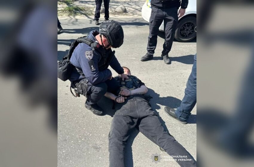  В Одесі чоловік зі зброєю і гранатою влаштував стрілянину посеред вулиці