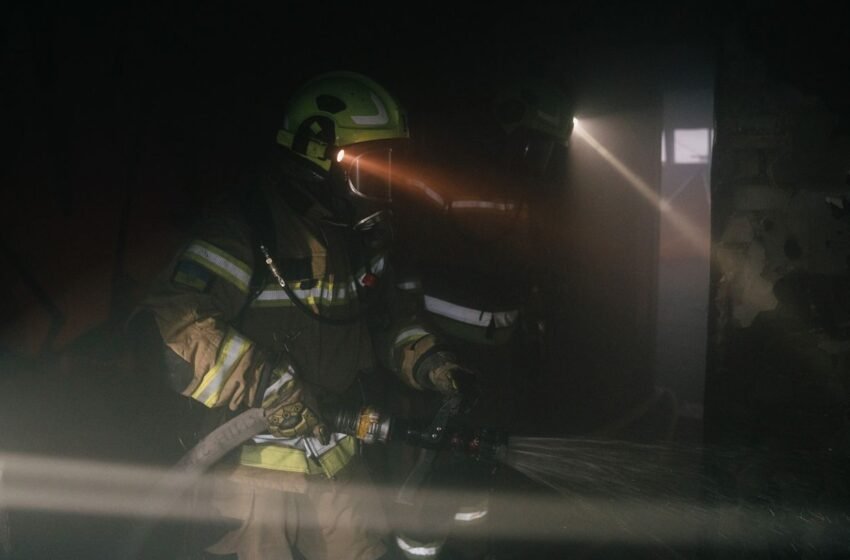  В Харькове баллистика попала по высотке: на месте значительные разрушения, пожар и раненый ребенок