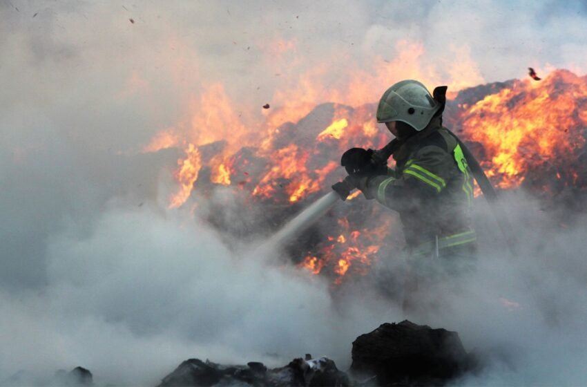  Вибух і пожежа в Севастополі: пошкоджено квартири, людей дістають з-під завалів