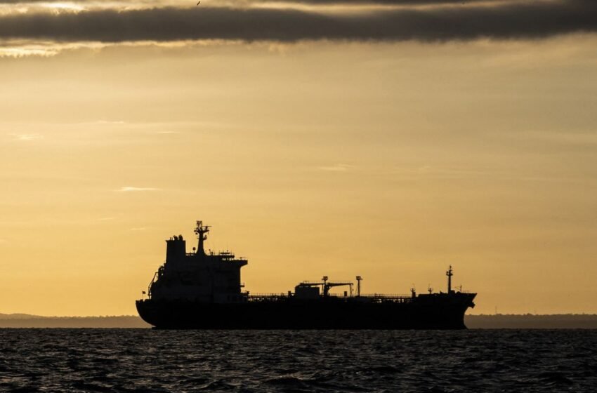  РФ спішить на допомогу: танкер з російською нафтою прямує до Куби