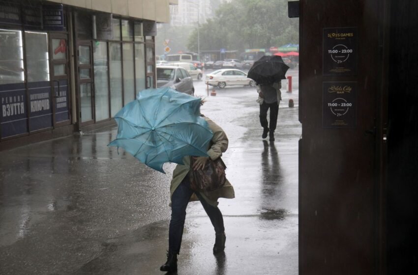  На заході України сильна негода зриває дахи і засипає градом (фото, відео)