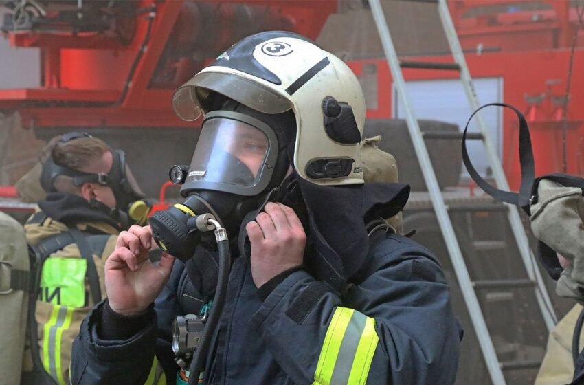  Масштабна пожежа палає на НПЗ в російській Уфі після атаки дронів (відео)