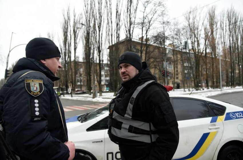  У Києві поблизу Подільсько-Воскресенського моста виявили небезпечну знахідку (фото)