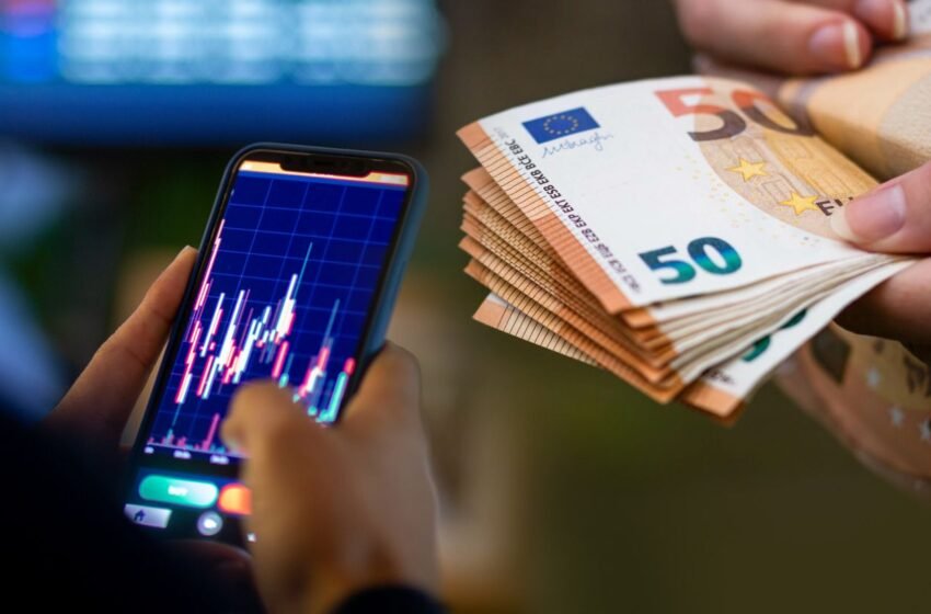  Долар і євро впали: курс на 6 квітня та як Великдень може змінити ціни в обмінниках