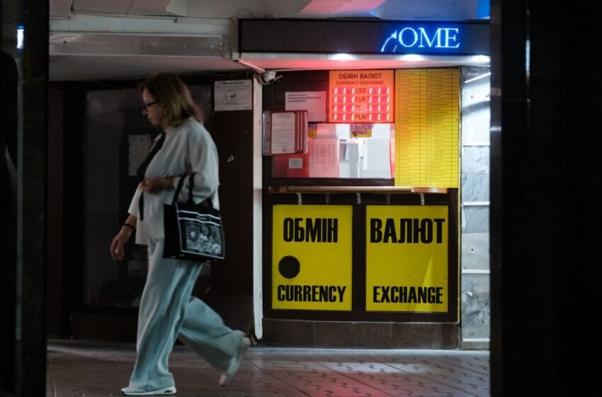  Долар та євро дешевшають після вихідних: курс валют на 30 березня