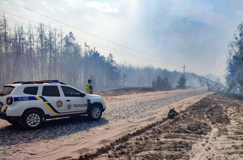  На Рівненщині спалахнула масштабна пожежа, є загроза населеним пунктам