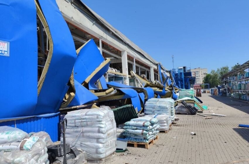 Удар по Прилуках: вже понад 20 поранених, понівечений ТЦ “Епіцентр” (фото)