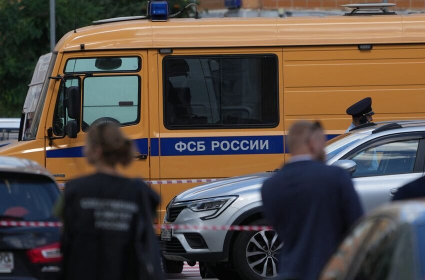  В мережі повідомляють про вибухи біля будівлі ФСБ в окупованому Криму (відео)