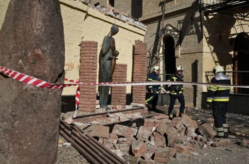  Ракети пролетіли над “Софією”: удар по музею Чорнобиля потрапив на відео