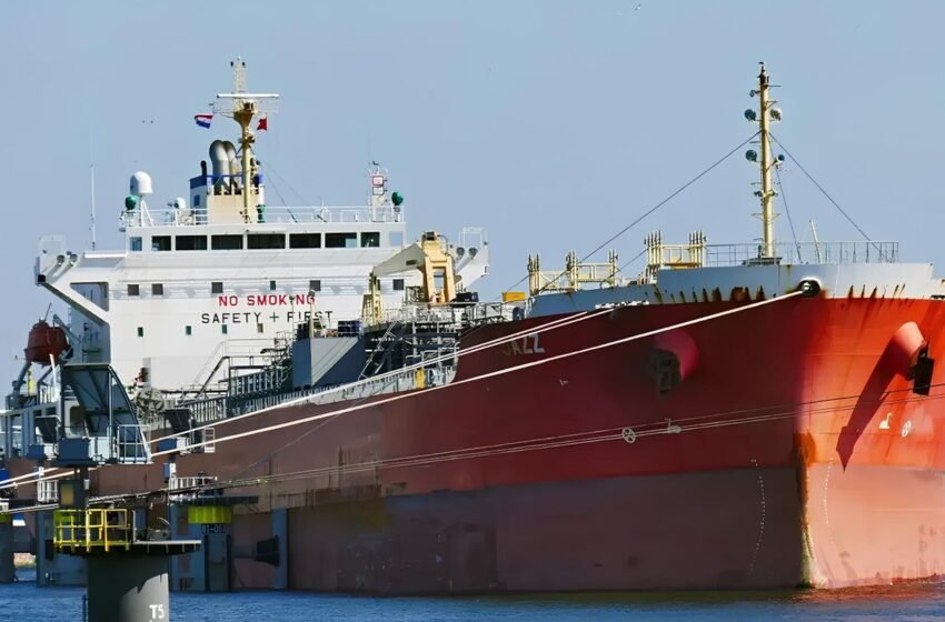  ЗСУ підбили танкер “тіньового флоту” в Чорному морі і не тільки