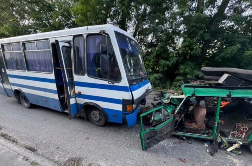  У Броварах легковик влетів у пасажирський автобус, є загибла дитина та поранені