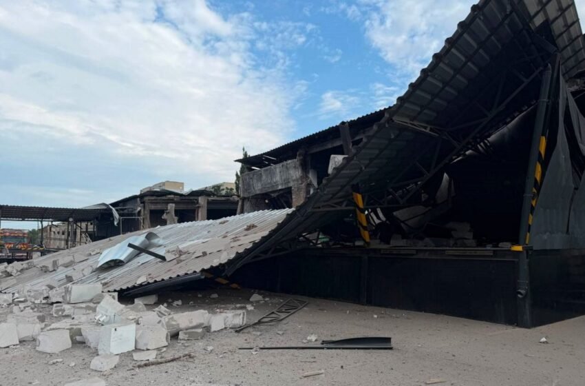  Росія вдарила по Ізюму КАБами, зруйноване відділення “Нової пошти”