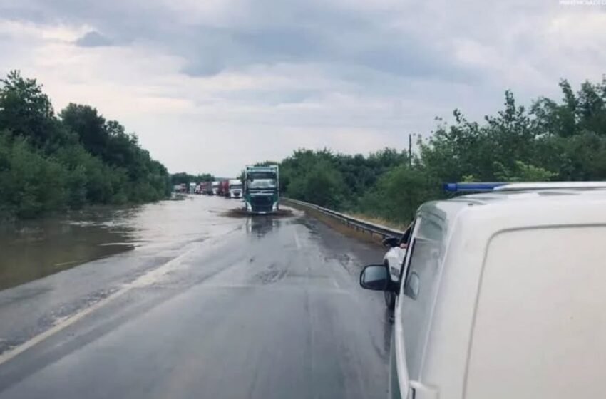  Траси затопило, течія ледь не знесла дітей: західні області накрила потужна злива