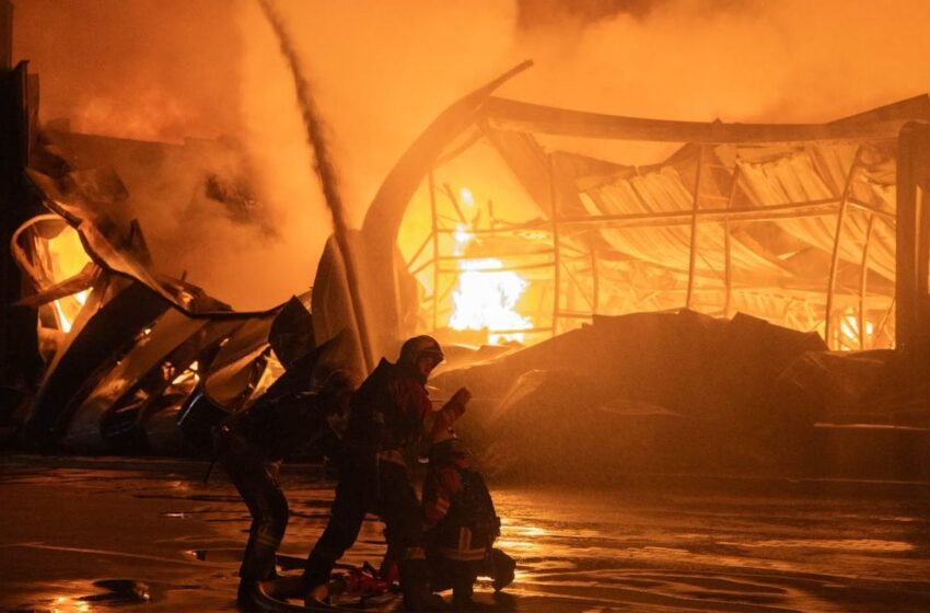  У Сумах росіяни вдарили по рятувальниках під час гасіння пожежі в “Епіцентрі”