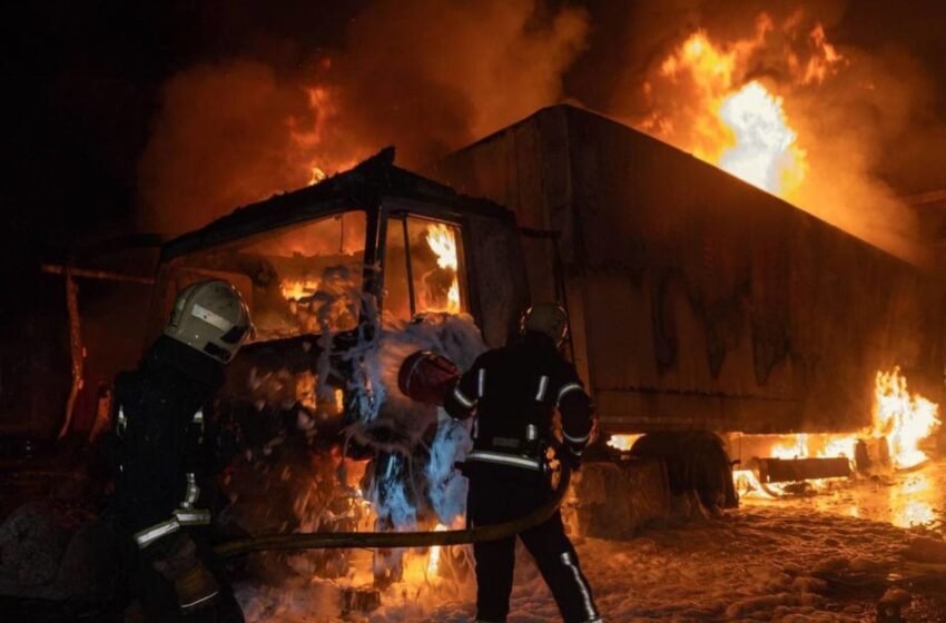  Росіяни вдарили по терміналу “Нової пошти” в Сумах, є загиблі